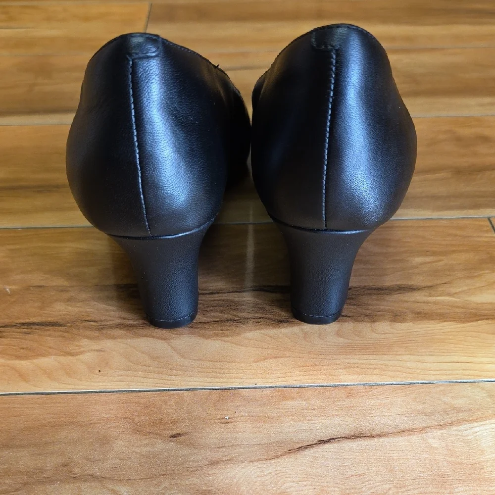 Clarks Size 9.5 Olivette Pearl Slip On Wedge Comfort Pump Leather Black NEW